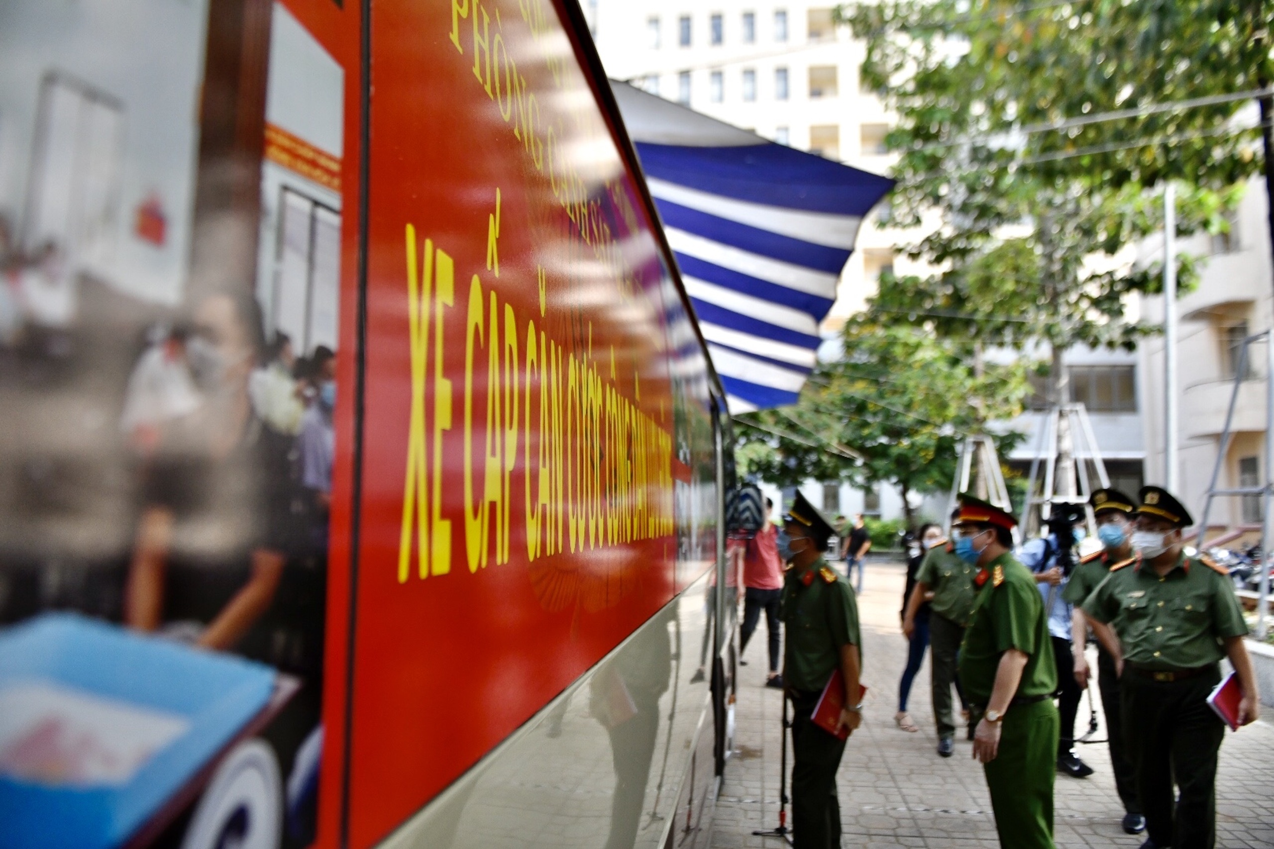 cong an TP.HCM lam cccd anh 8