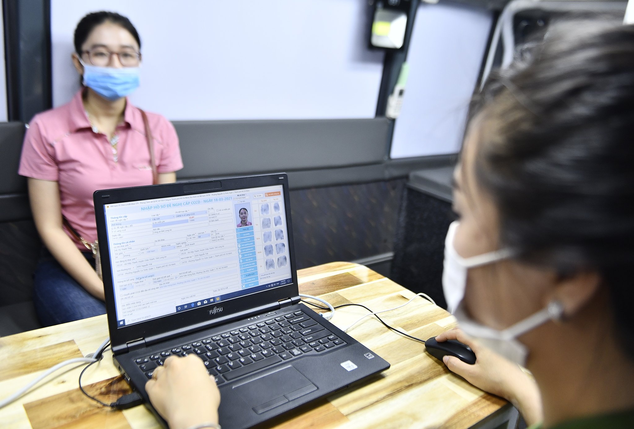 cong an TP.HCM lam cccd anh 6