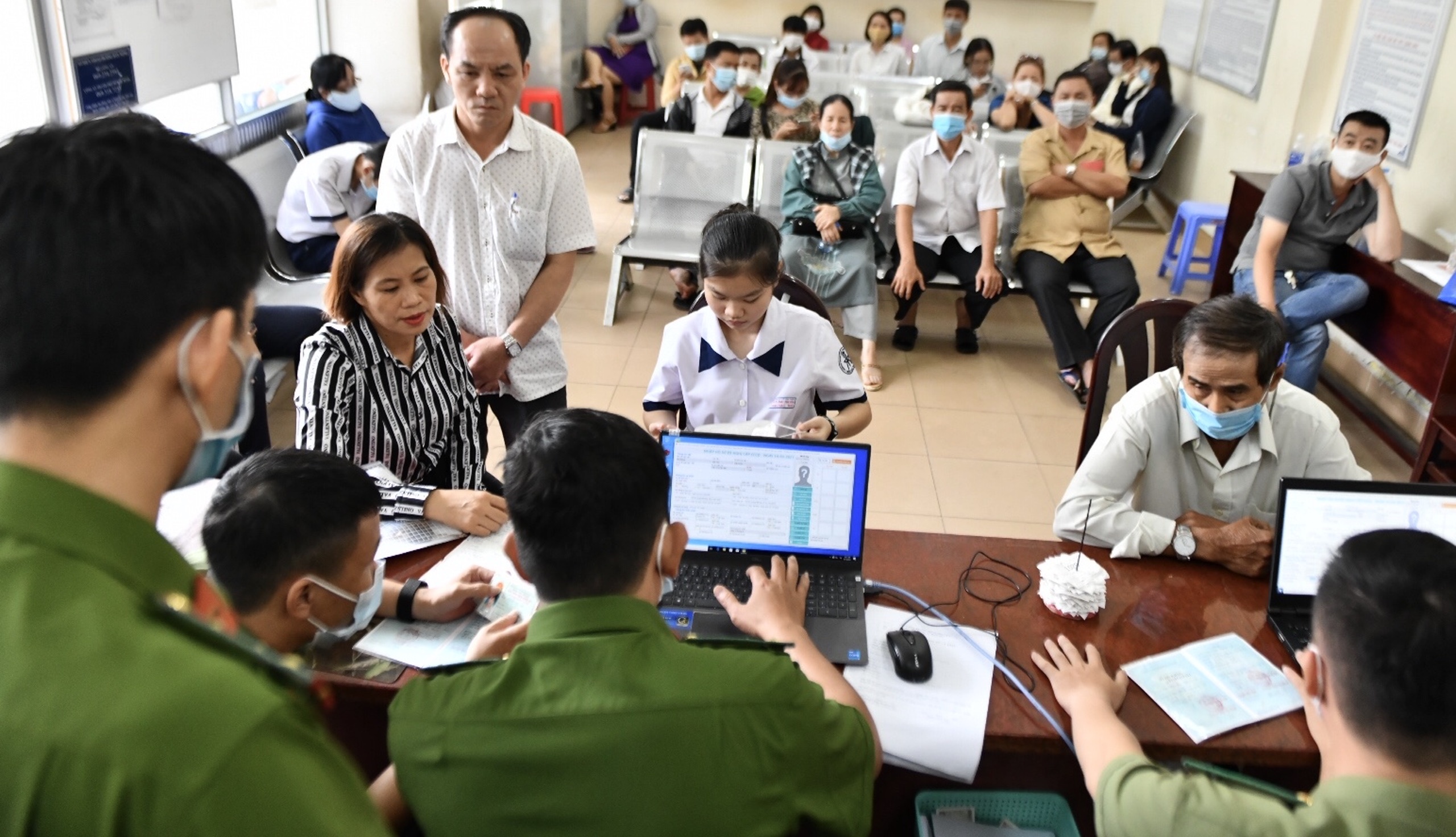 nguoi dan do xo di lam cccd anh 9