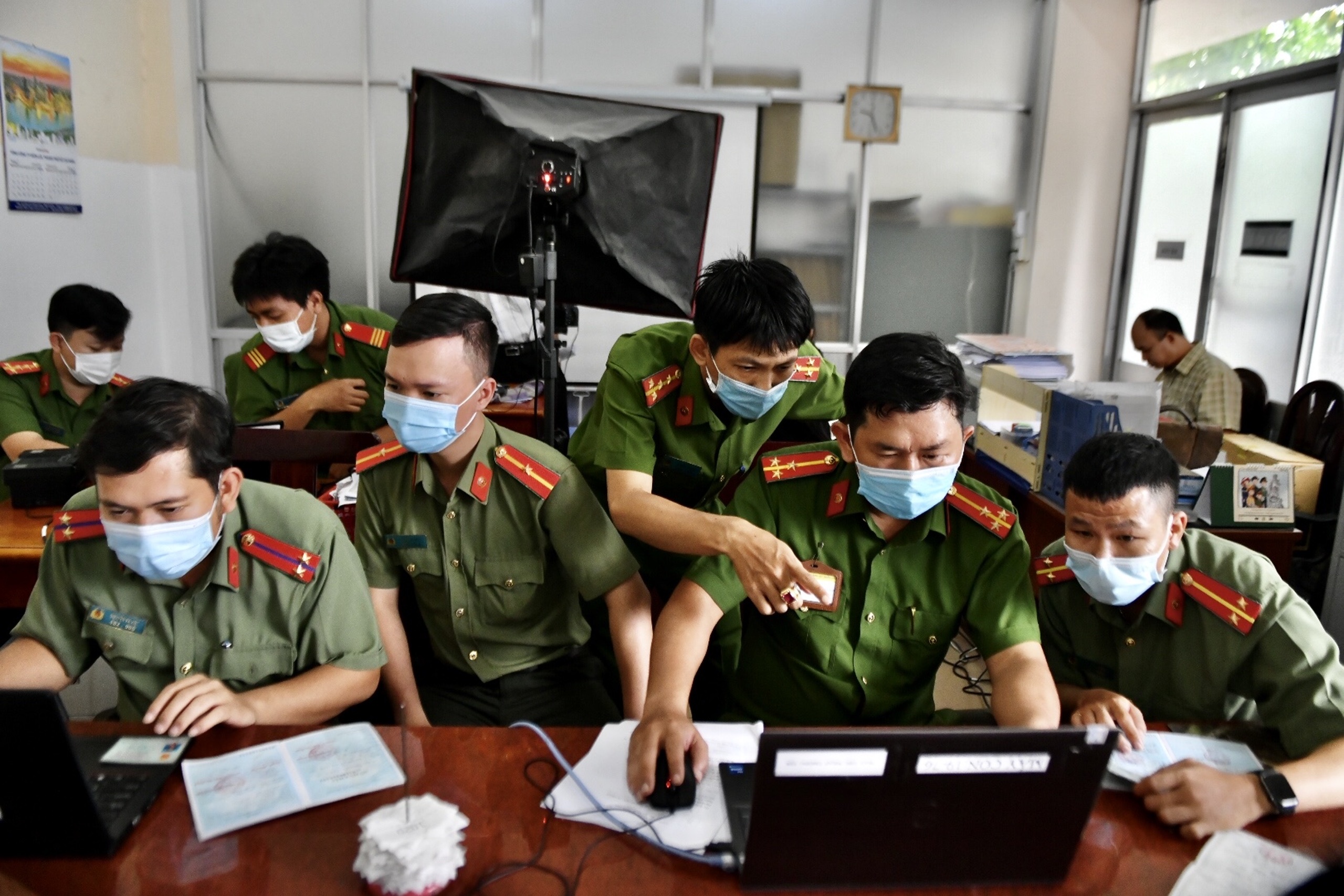 nguoi dan do xo di lam cccd anh 10