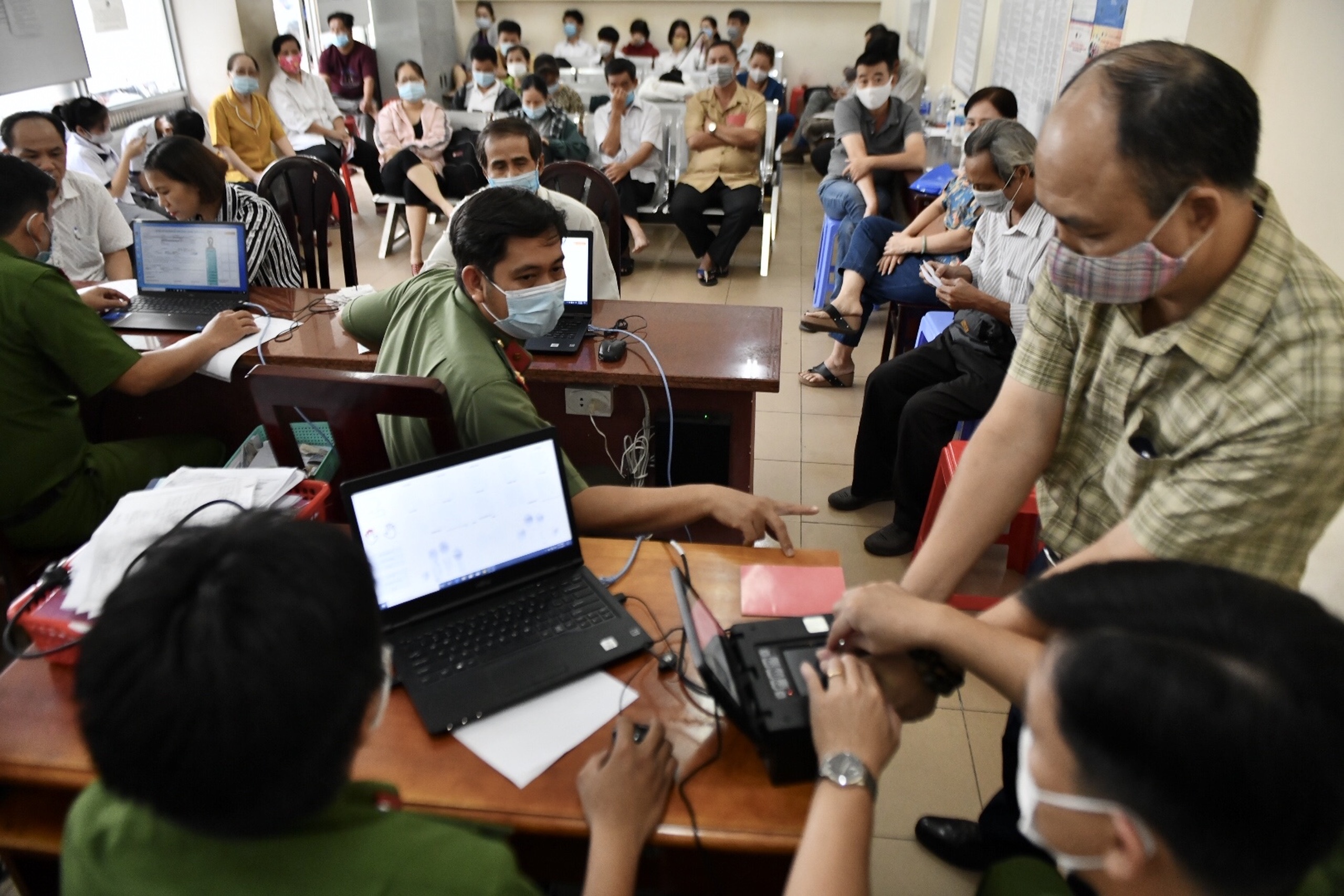 nguoi dan do xo di lam cccd anh 1