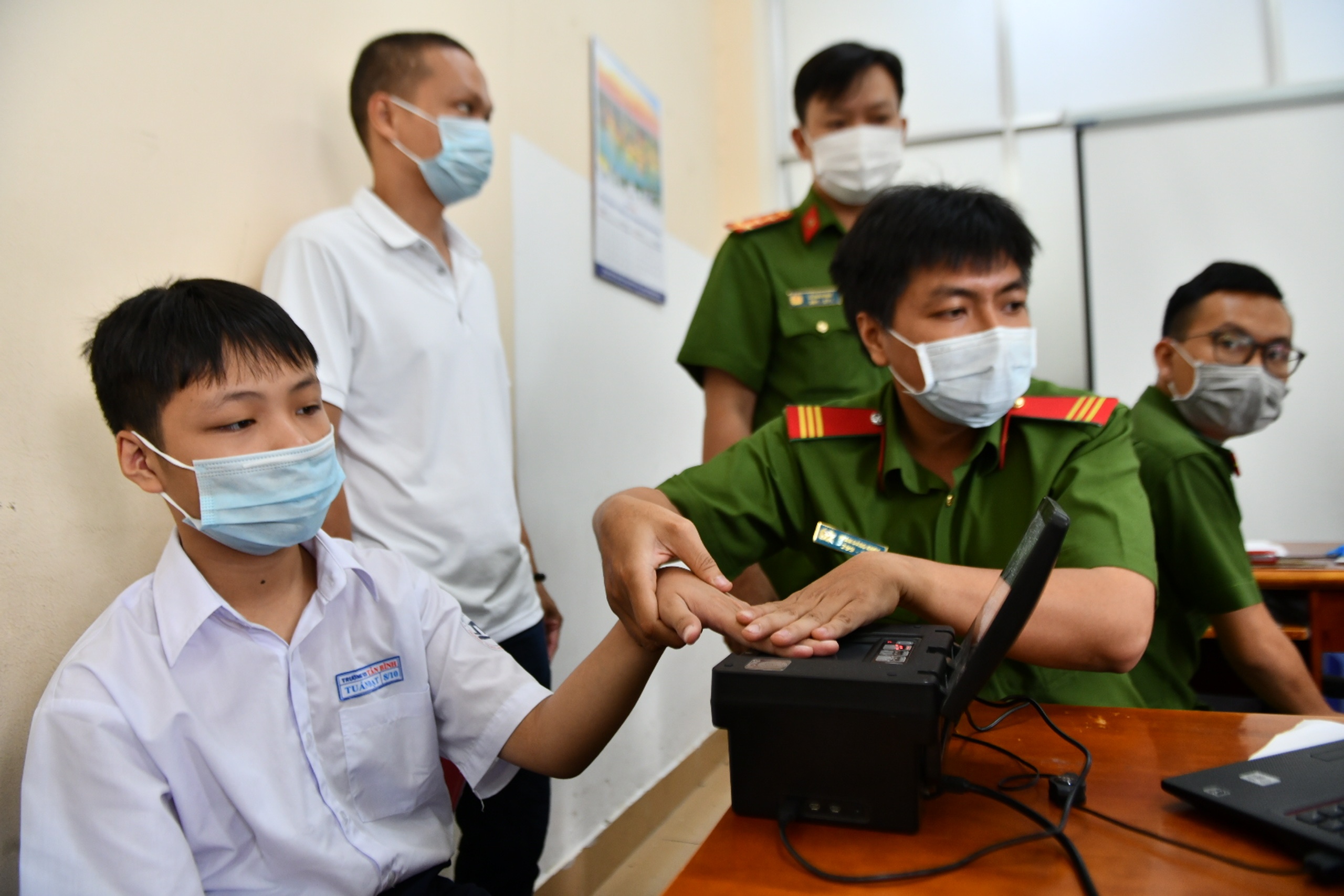 nguoi dan do xo di lam cccd anh 4