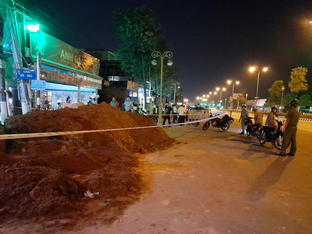 2 cong nhan bi dat vui lap khi thi cong duong ong thoat nuoc hinh anh