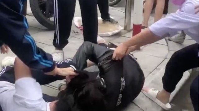 Nu sinh lop 6 bi danh khi di hoc ve hinh anh