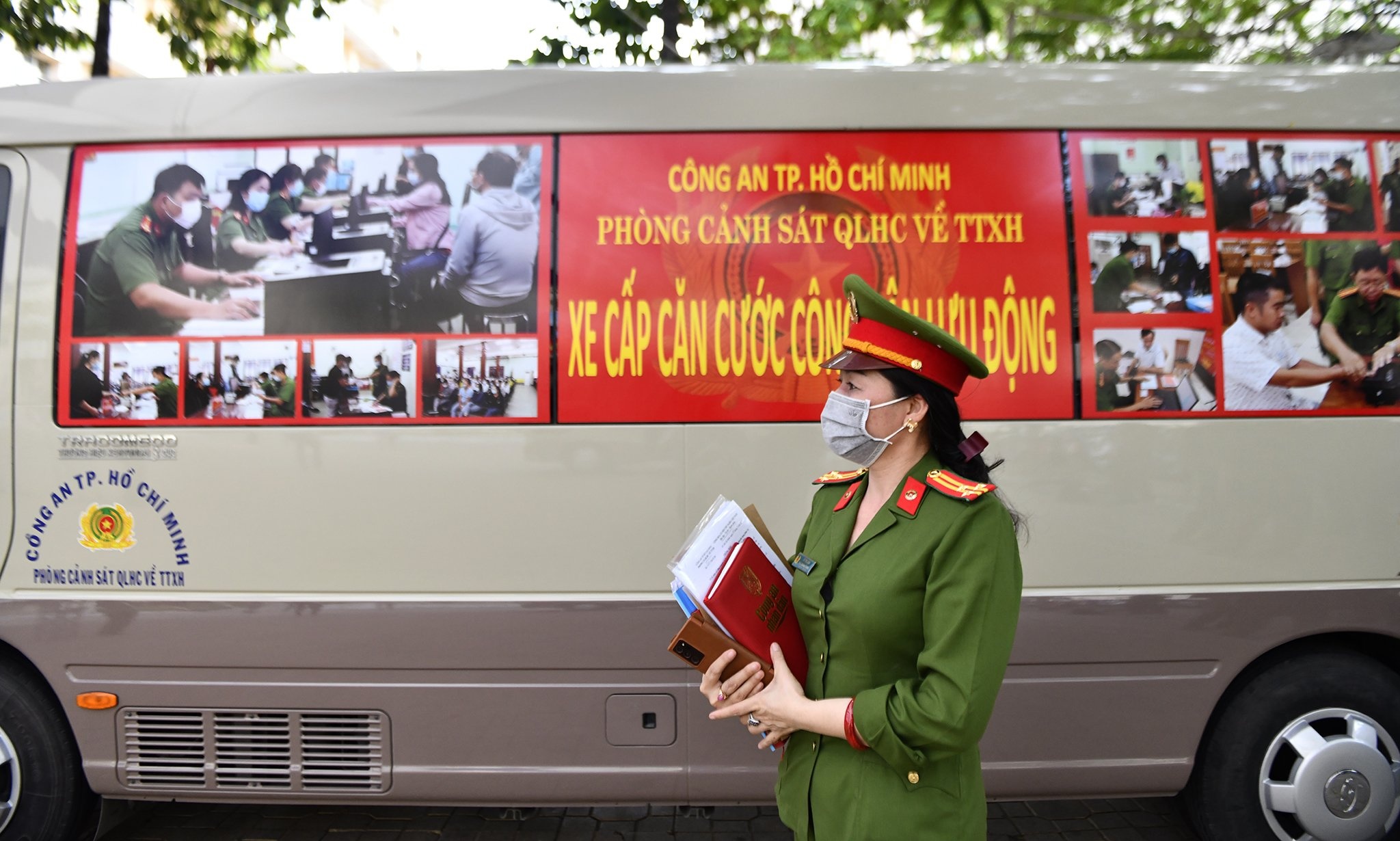 Cong an TP.HCM dung 2 oto phuc vu lam CCCD gan chip hinh anh