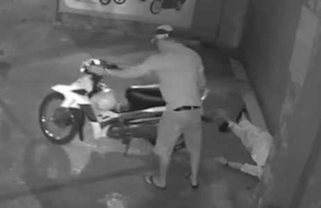 Ngu quen tren via he, thanh nien o TP.HCM mat xe may va dien thoai hinh anh