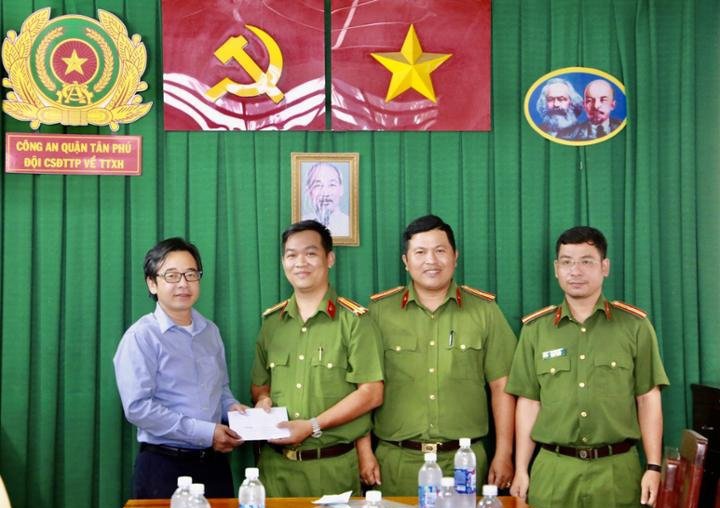 cuop sat hai chu tiem tap hoa anh 2