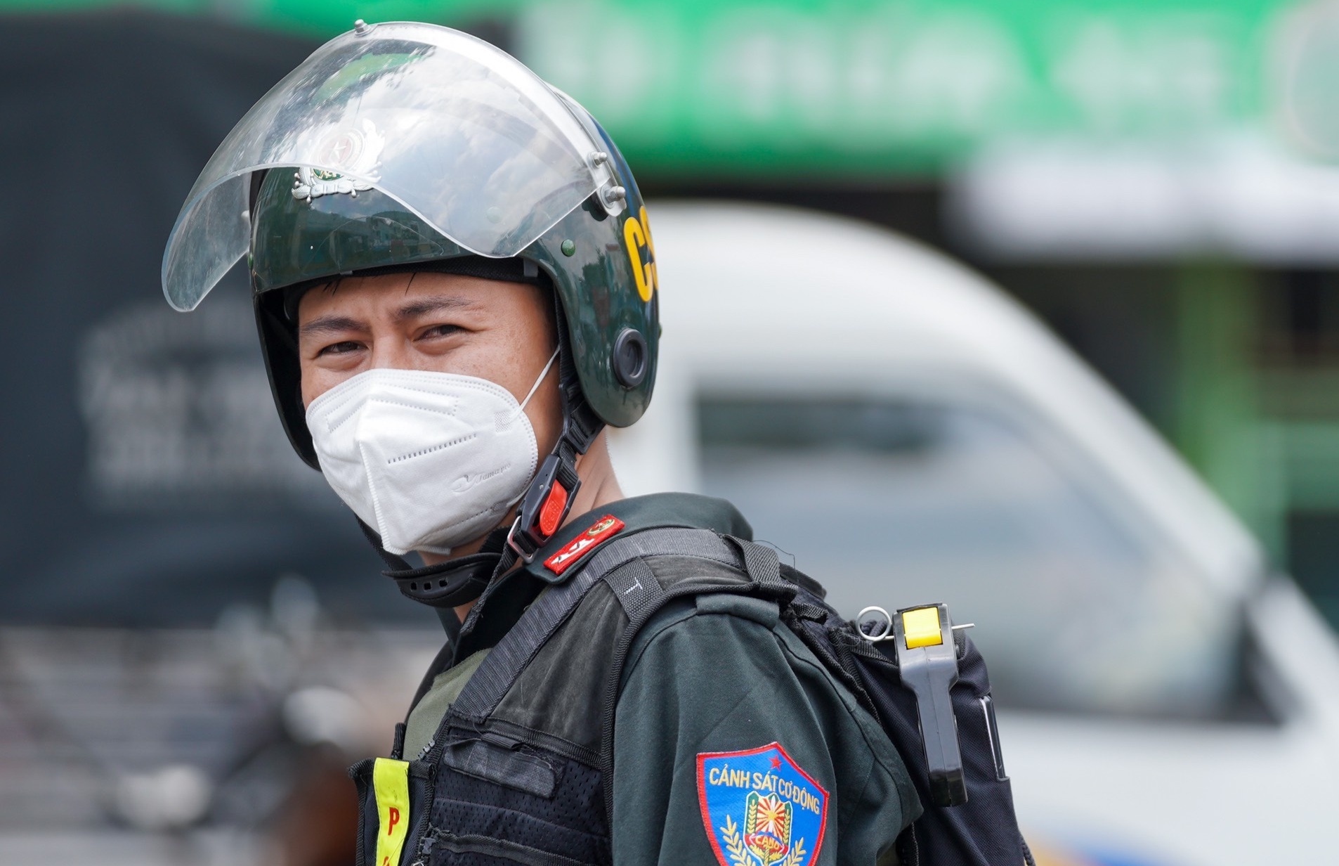 Canh sat canh phong nghiem ngat ben ngoai cay xang o TP.HCM hinh anh