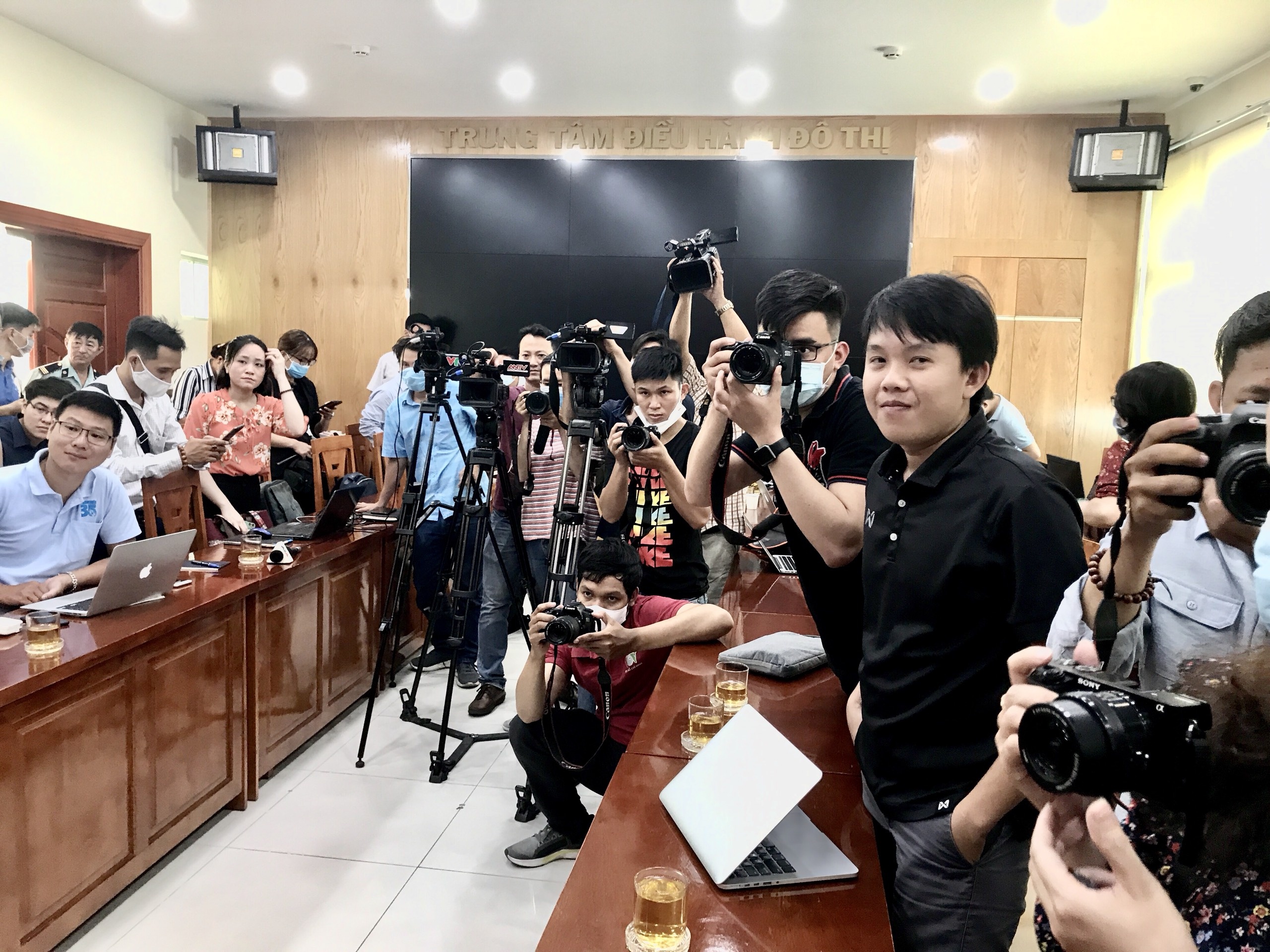 bao ve dan pho danh thieu nien anh 2