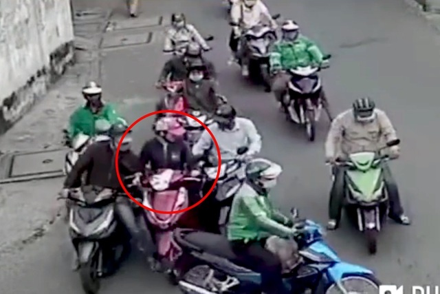 Bat nhom dan canh va quet xe de moc tui o TP.HCM hinh anh