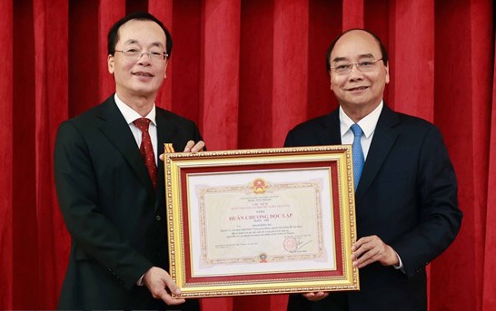 Chu tich nuoc trao tang huan chuong cho nguyen lanh dao Bo Xay dung hinh anh