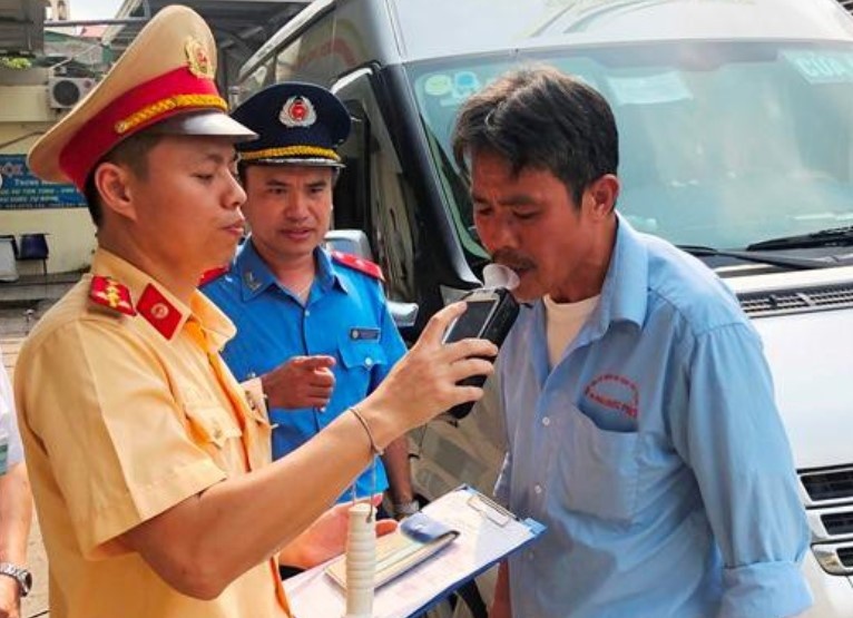 Ha Noi lap 'chot' kiem tra tai xe su dung bia, ruou hinh anh