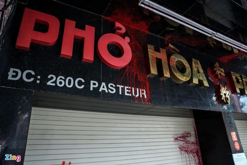 Quán phở Hòa bị tạt chất bẩn ảnh 1 Quan pho Hoa bi tat chat ban anh 1