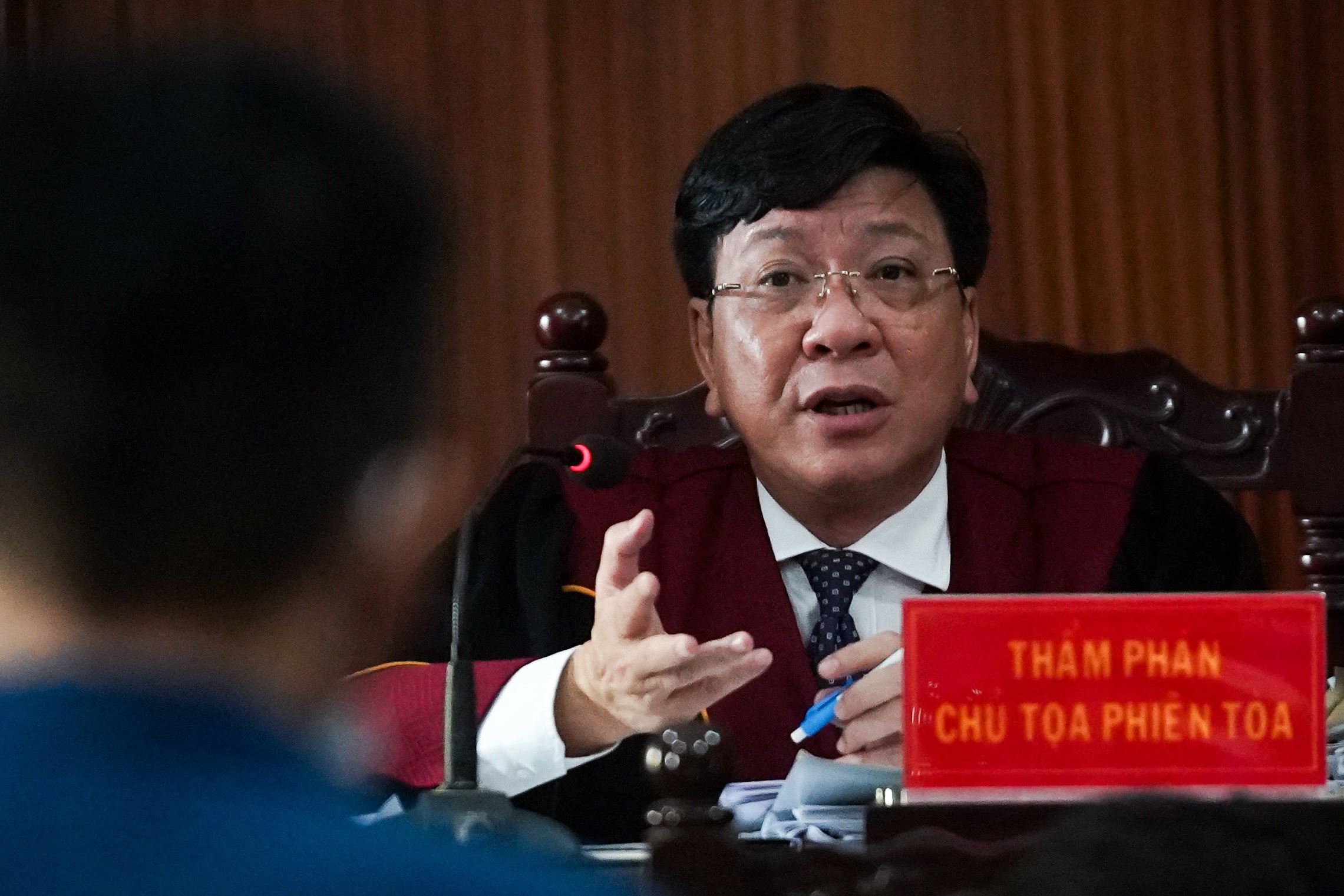 'Co cac co gai ngoi sau nen bi cao muon the hien?' hinh anh