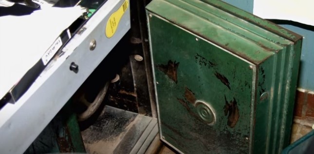 Van tay dinh mau vach mat ke giet dong nghiep trong nha hang hinh anh