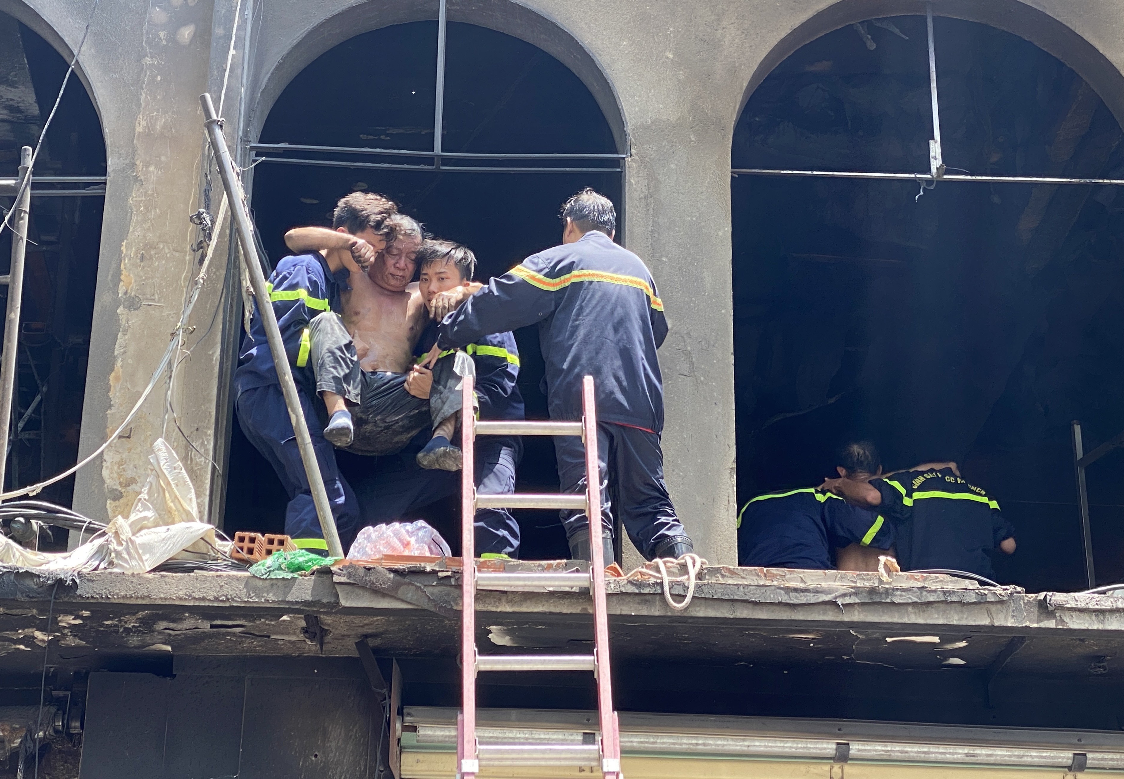 Cong nhan nhay khoi chung cu o TP.HCM dang boc chay hinh anh