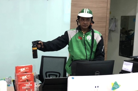 Ten cuop xit hoi cay vao nu nhan vien cua hang Viettel o TP.HCM hinh anh