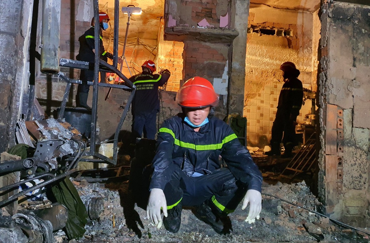 '8 nan nhan da chet truoc khi canh sat chua chay den' hinh anh