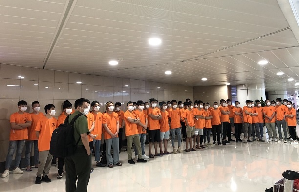 Công an TP.HCM trục xuất người nhập cảnh trái phép ảnh 1 Cong an TP.HCM truc xuat nguoi nhap canh trai phep anh 1