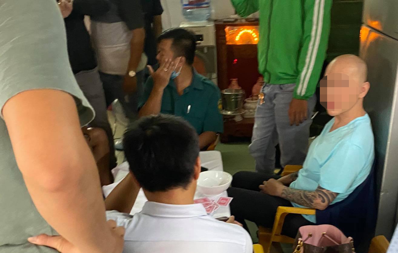 Can bo phuong o TP.HCM bi bat qua tang khi danh bac hinh anh