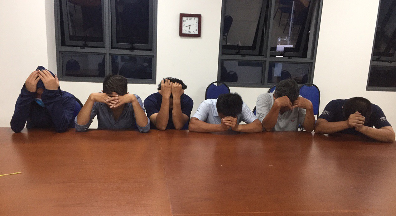 bắt cán bộ phường đánh bạc ảnh 1 bat can bo phuong danh bac anh 1