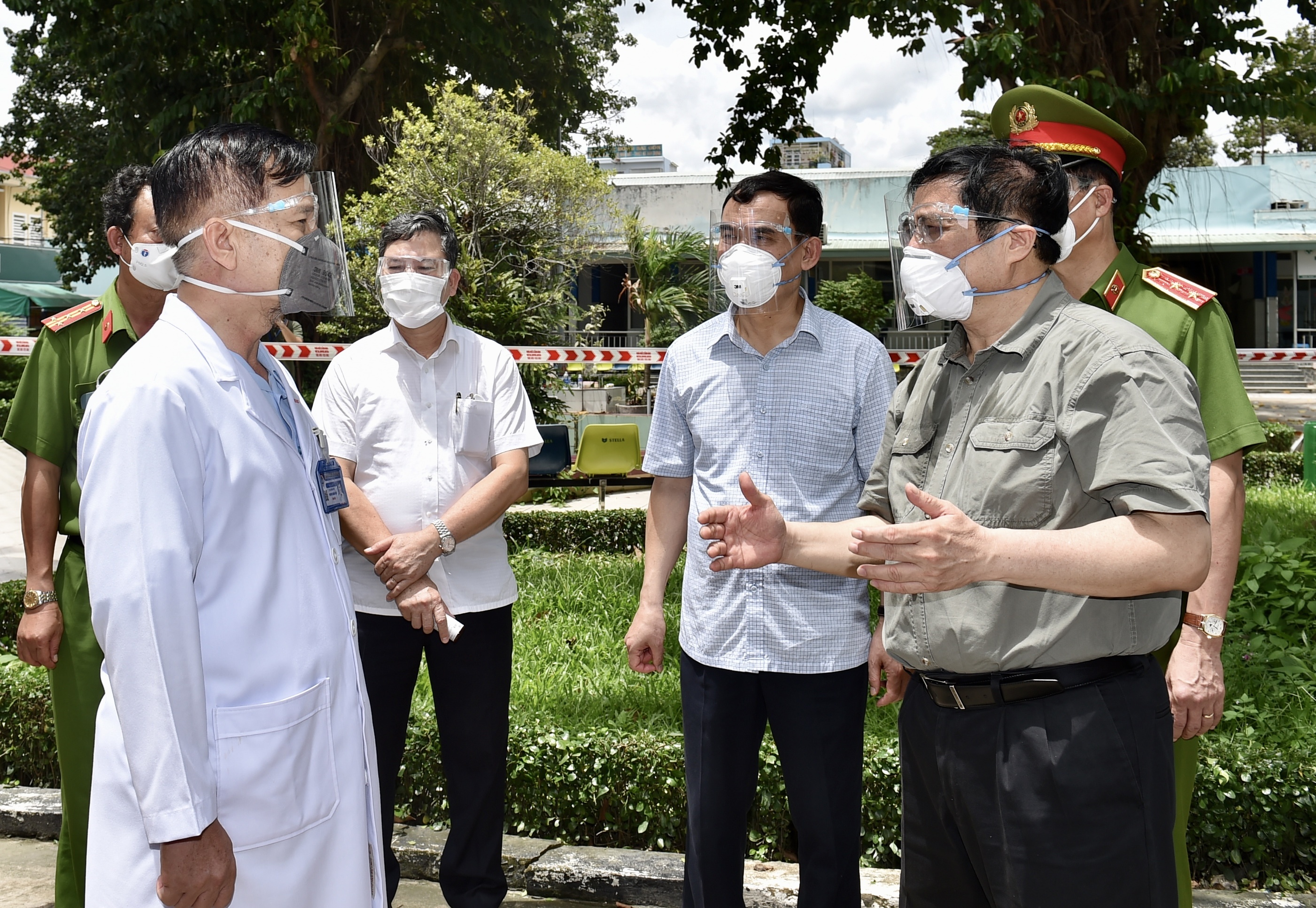 Thu tuong chi dao quan tam hon nua den doi ngu y, bac si chong dich hinh anh