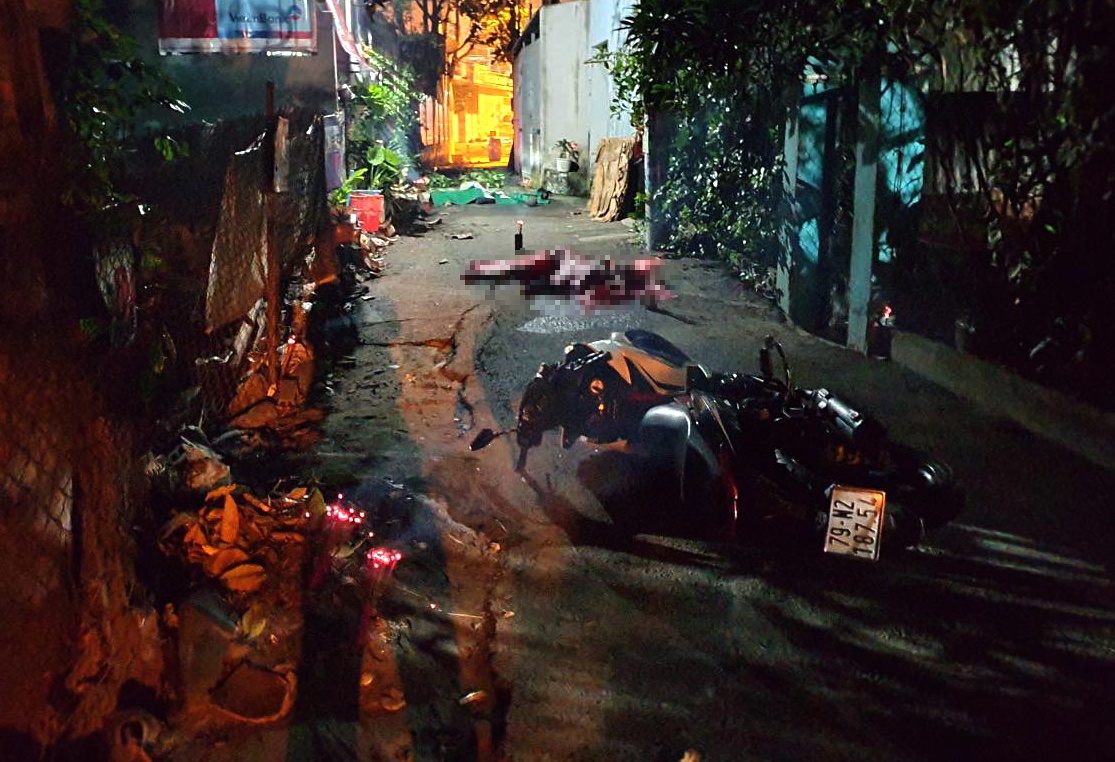 Xe may lao vao vach tuong, 2 nguoi tu vong o Binh Duong hinh anh