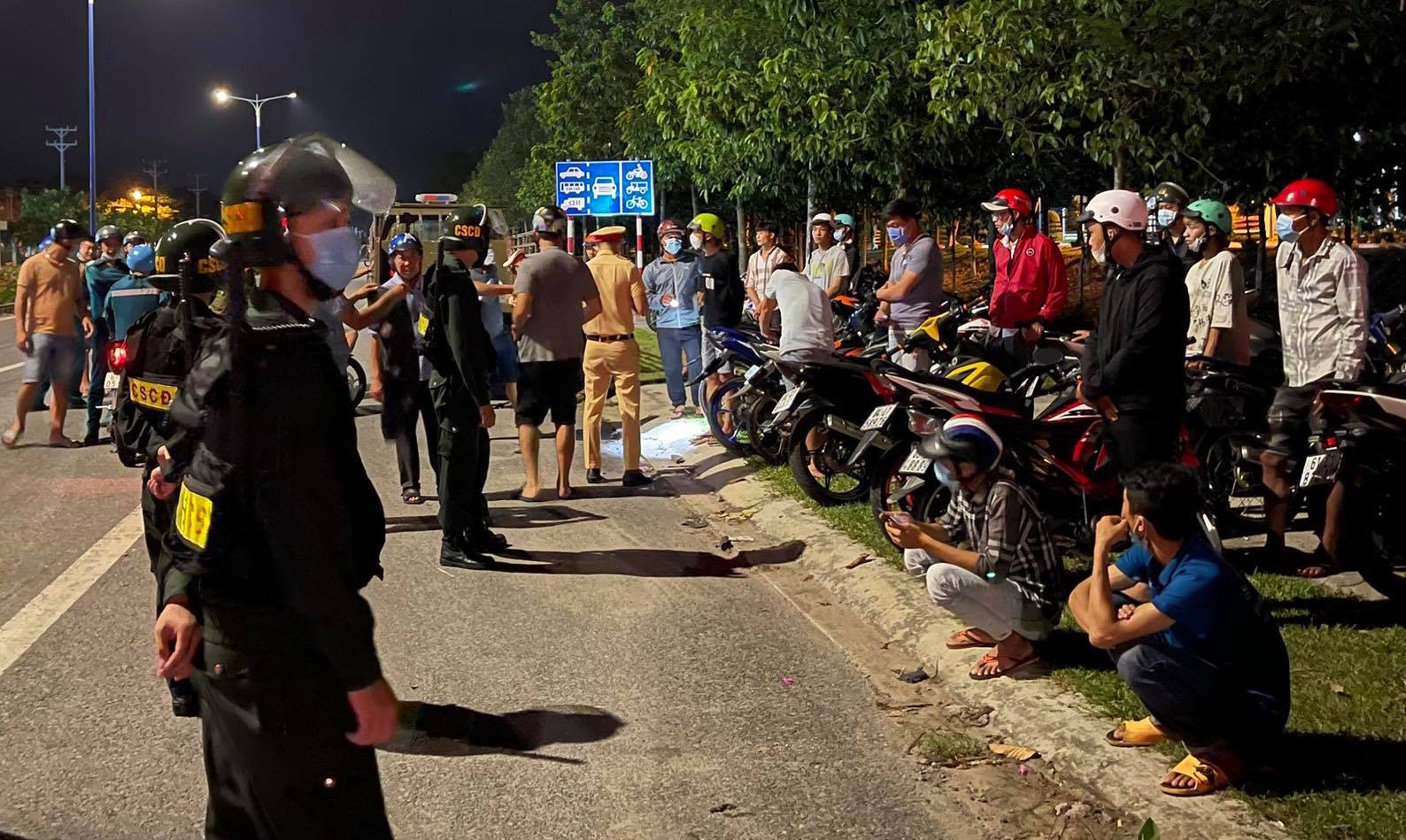 60 'quai xe' tu tap dua xe o Binh Duong hinh anh