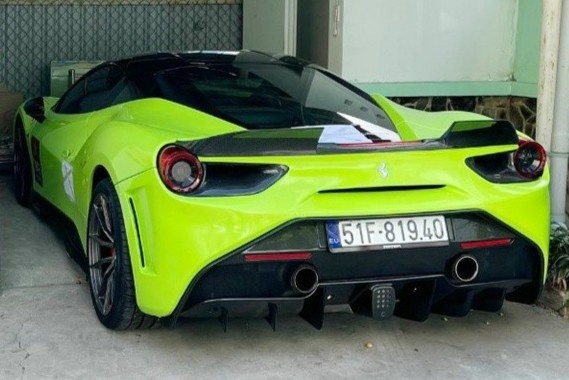 Khoi to 3 nguoi lien quan vu tai xe lai Ferrari chong doi CSGT hinh anh