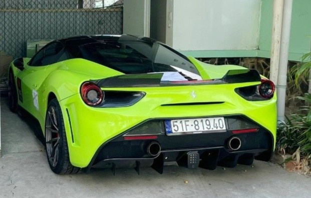 tài xế ferrari bị còng tay ở TP.HCM ảnh 1 tai xe ferrari bi cong tay o TP.HCM anh 1