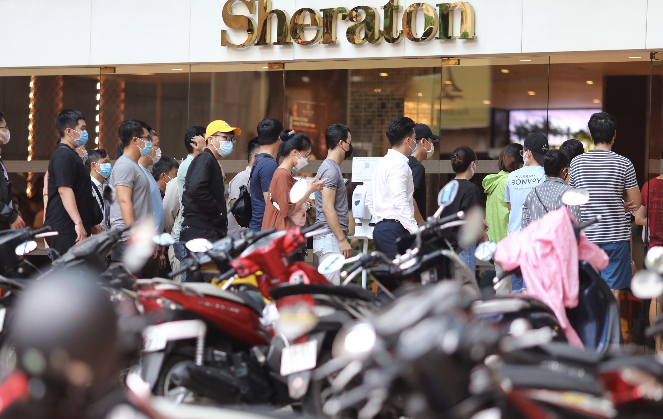 Lay mau xet nghiem hang tram nguoi o khach san Sheraton hinh anh