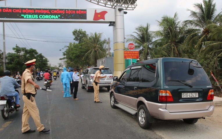 Nhieu dia phuong dung van chuyen hanh khach den TP.HCM hinh anh