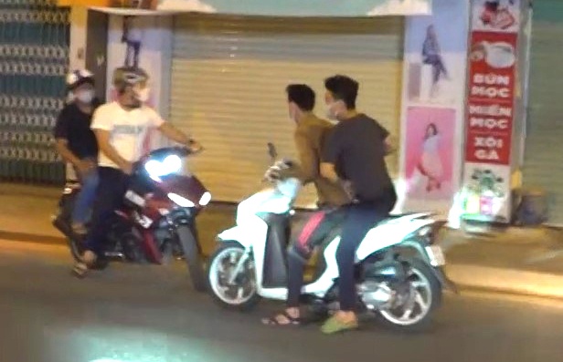 Thay Cong an quan Go Vap, 2 thanh nien vut ma tuy phi tang hinh anh