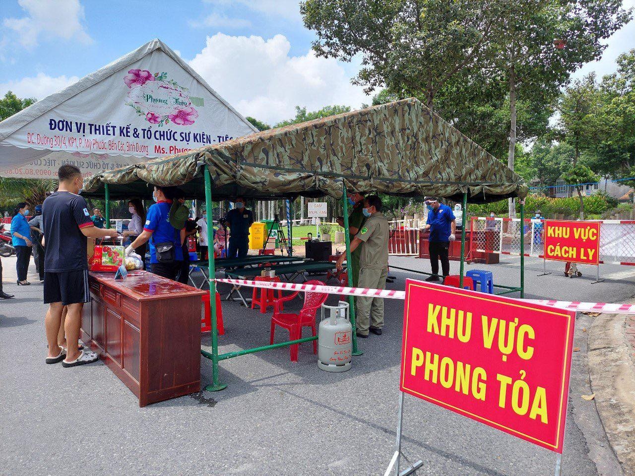 Hang quan mo cua bat chap lenh cam, 2 chu tich phuong bi xem xet xu ly hinh anh