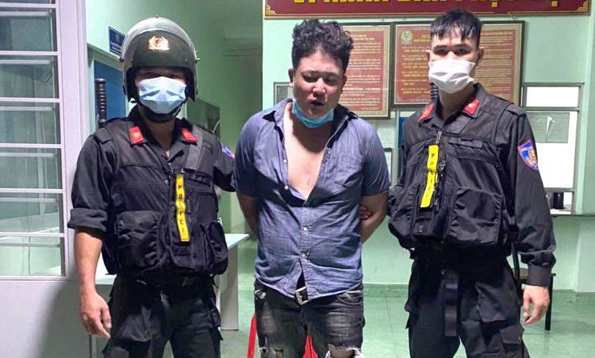 CSCD bat nghi pham tang tru ma tuy giua khuya hinh anh