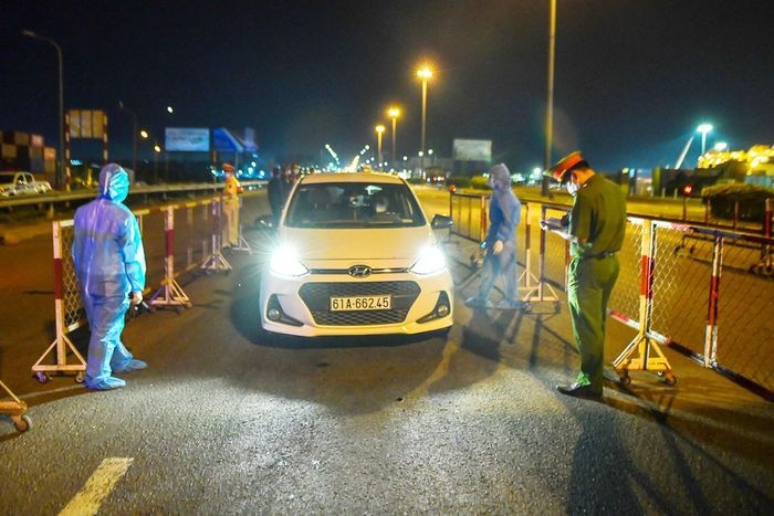 Binh Duong lap 3 tram kiem soat dich tai cua ngo voi TP.HCM, Dong Nai hinh anh