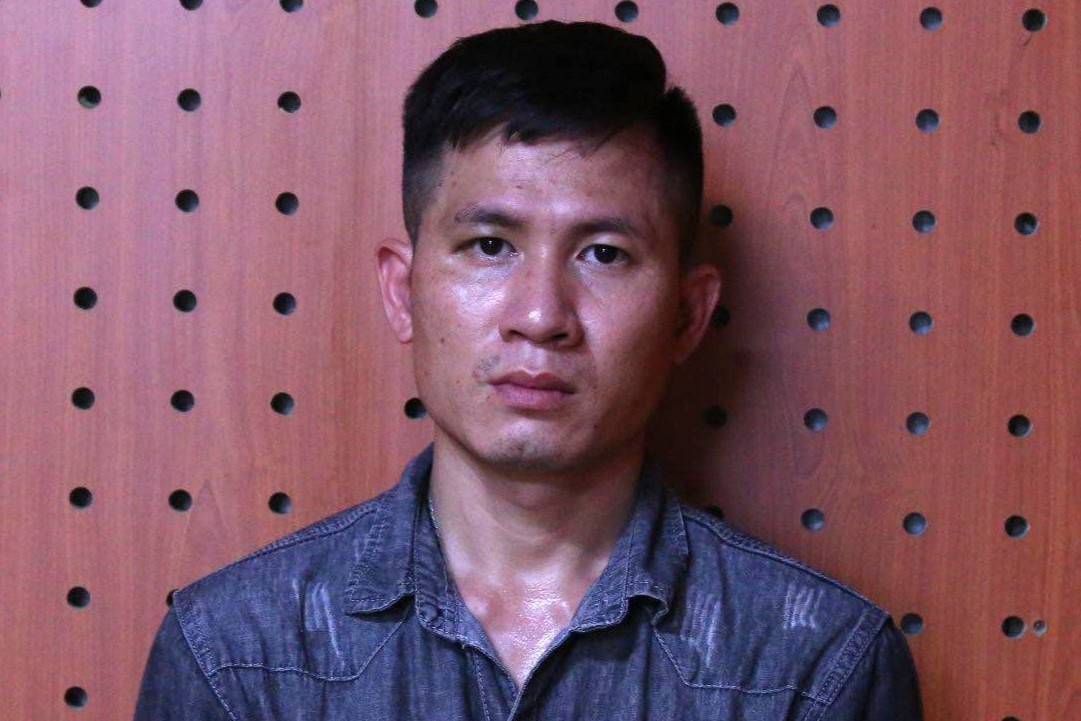 Tai xe Innova chen ep moto CSGT hinh anh