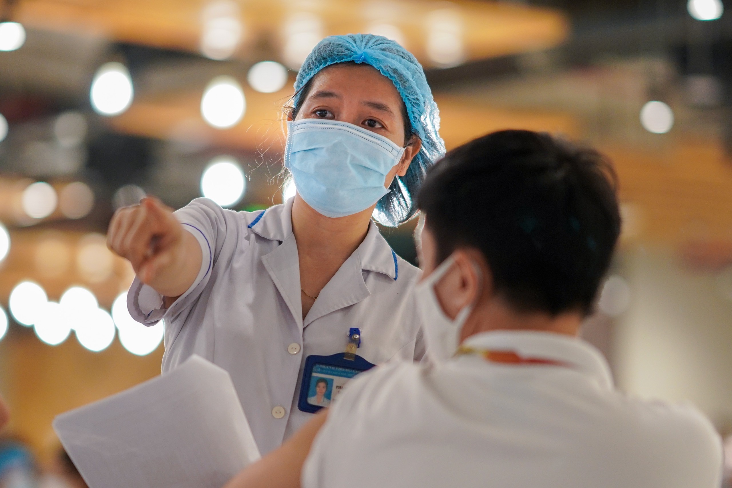 Binh Duong tim nguoi den 5 khu cho lien quan cac ca mac Covid-19 hinh anh