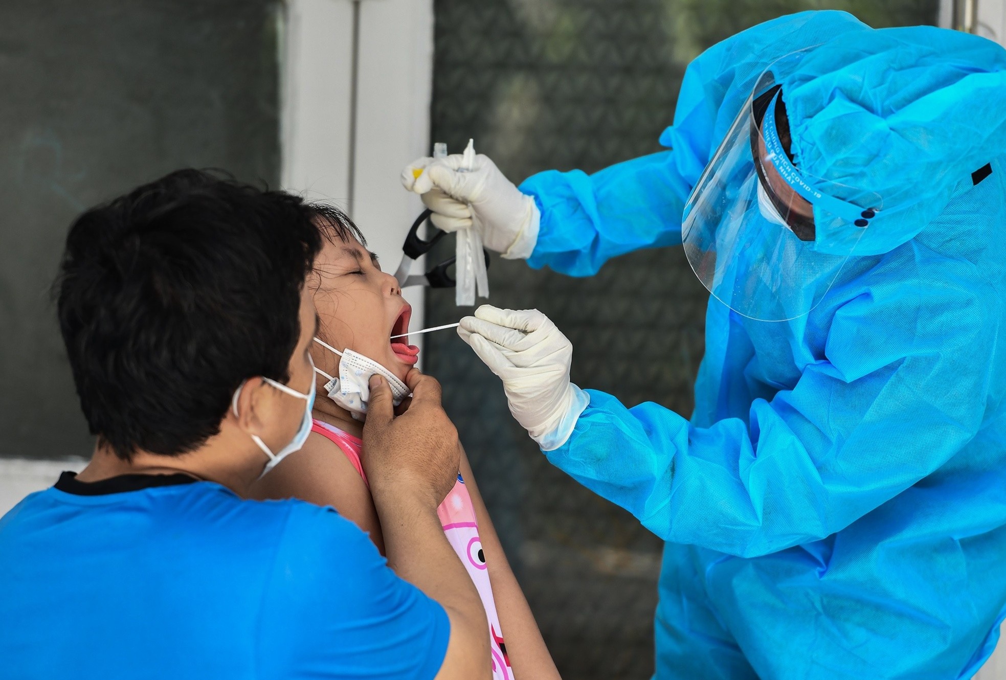 Binh Duong lay mau xet nghiem Covid-19 cho gan 30.000 nguoi hinh anh