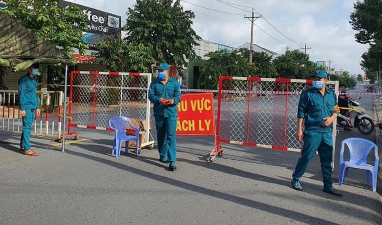 Tan cong bao ve dan pho, dap pha chot kiem dich hinh anh