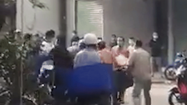 Nhom nguoi xo xat voi to cong tac phuong o TP.HCM hinh anh