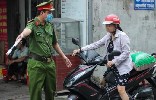 Quan Tan Phu xu phat hon 270 trieu dong voi nguoi vi pham Chi thi 16 hinh anh