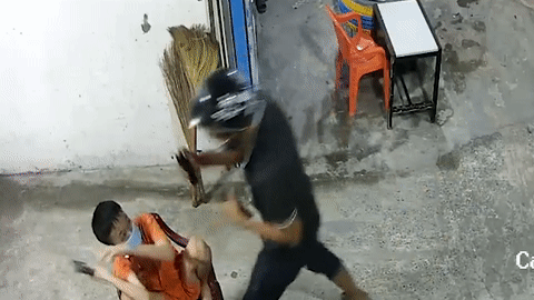 Ten cuop xit hoi cay vao 3 tre de cuop dien thoai hinh anh