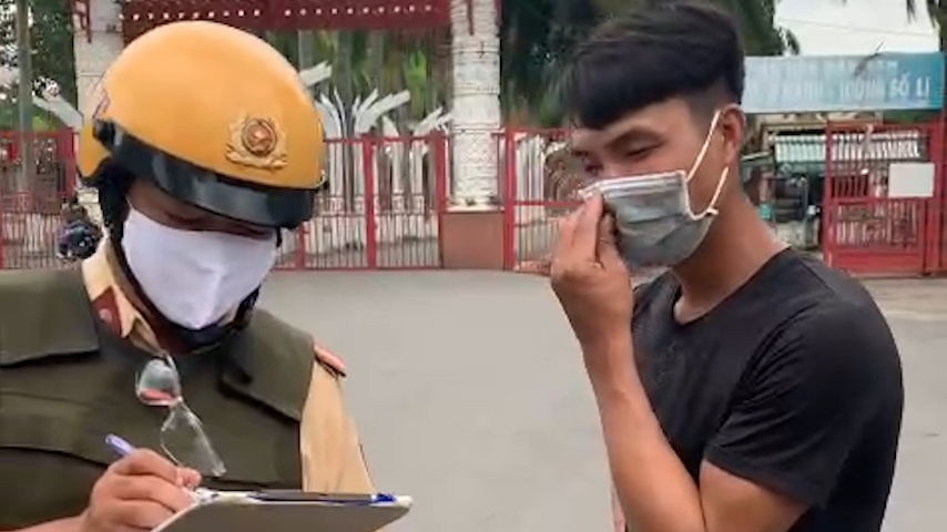 Keo khau trang hut thuoc, nam thanh nien bi phat 2 trieu hinh anh