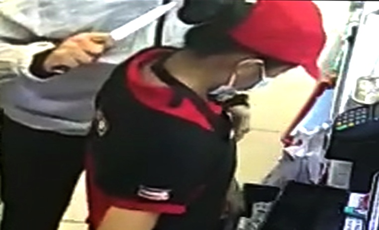 Ten cuop doa giet nu nhan vien cua hang tien loi o TP.HCM hinh anh