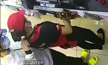 Cướp cửa hàng tiện lợi ở TP.HCM ảnh 1 Cuop cua hang tien loi o TP.HCM anh 1