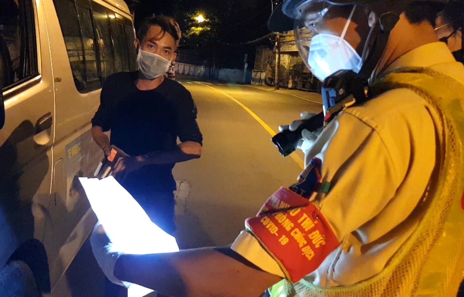 tai xe AhaMove bi phat vi ra duong sau 18h anh 2