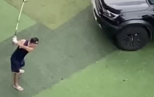 Tap golf tai san chung cu, mot thanh vien to Covid-19 bi phat 2 trieu hinh anh