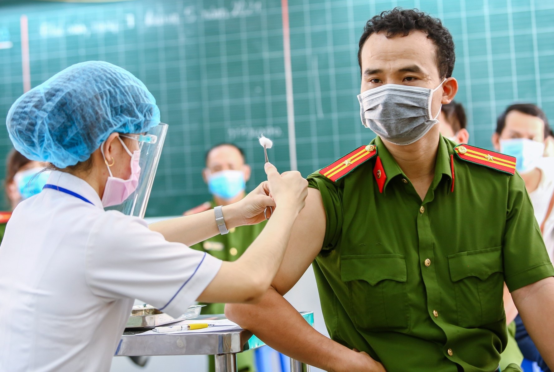 Binh Duong tang toc tiem vaccine trong 10 ngay toi hinh anh