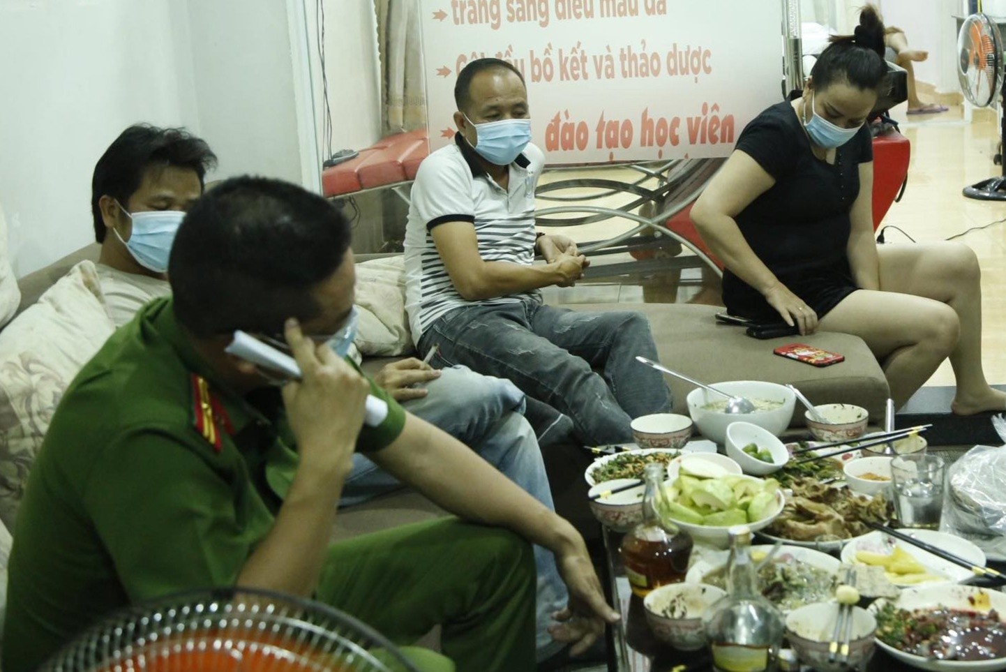 Thieu ta cong an rom an nhau trong luc gian cach hinh anh